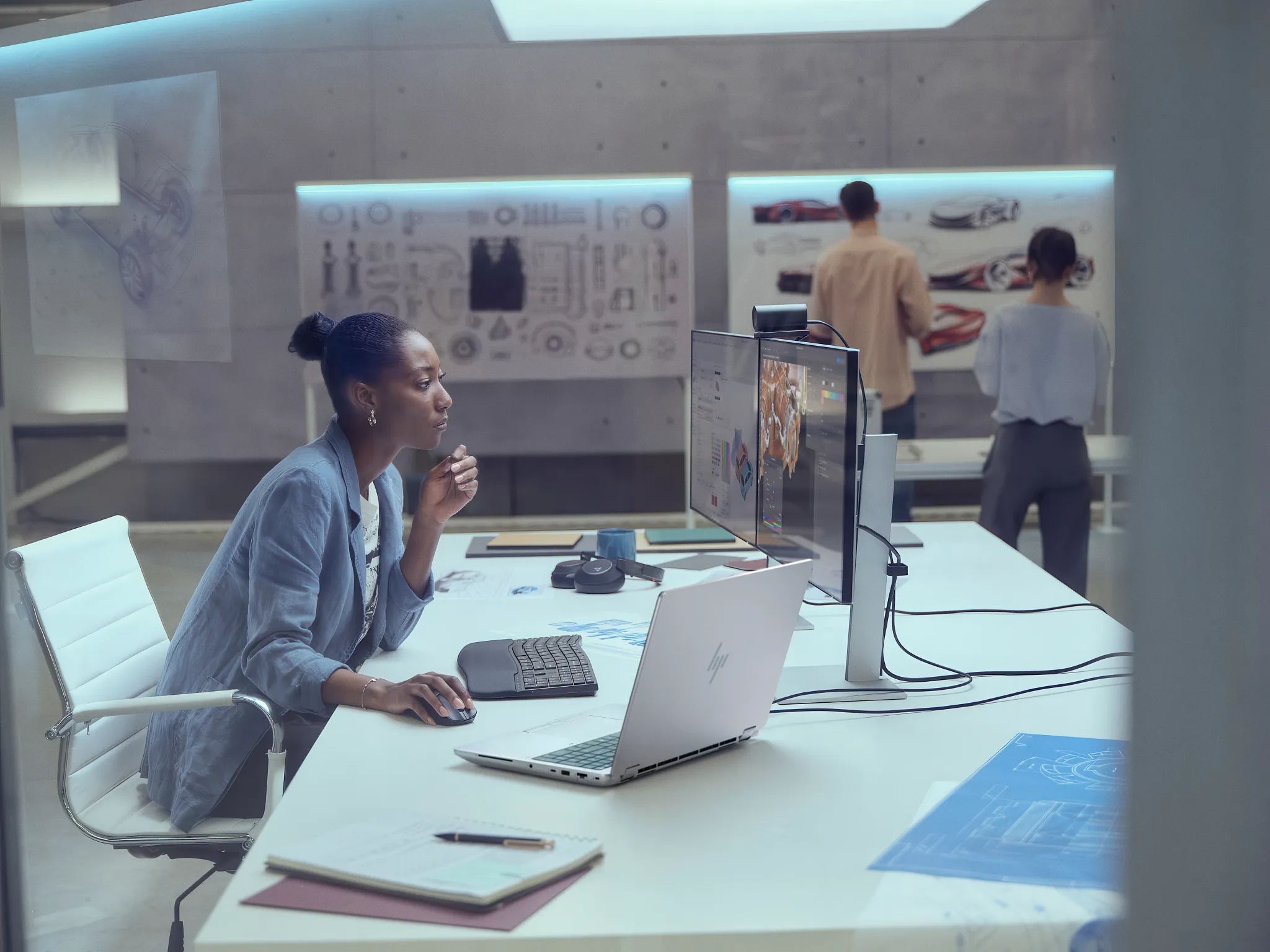 HP ZBook Fury G1i 16 Frau arbeitet sich am Schreibtisch
