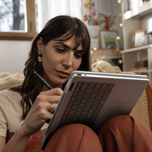 HP OmniBook im Tablet-Modus frontal fotographiert