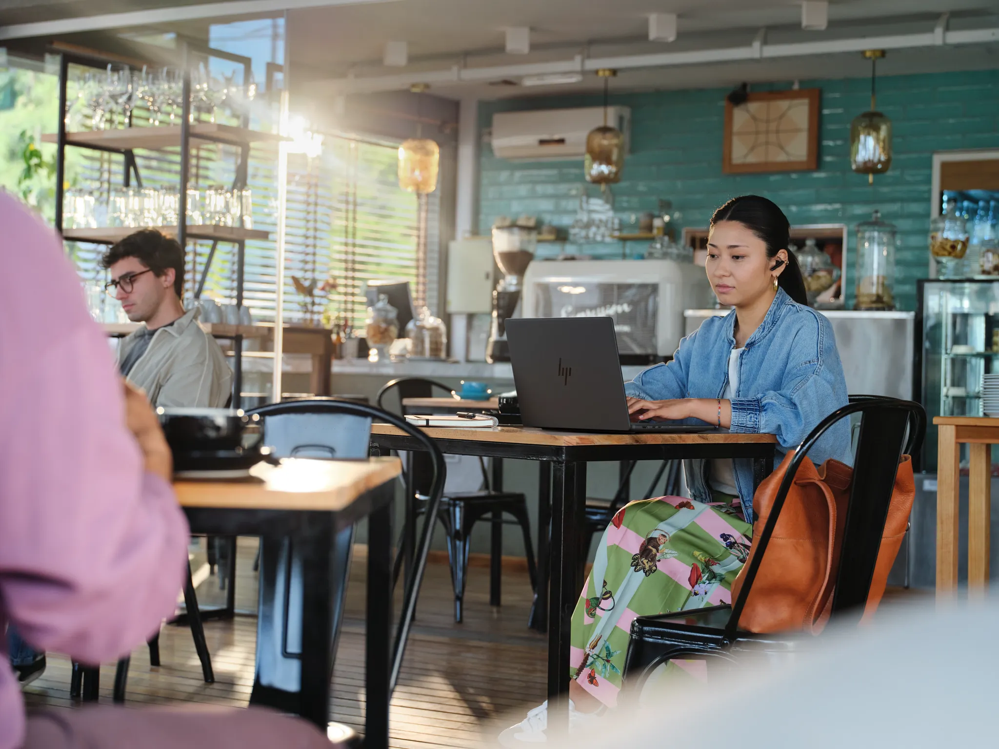 HP ZBook Ultra G1a Frau Arbeitet am Laptop in einem Cafe